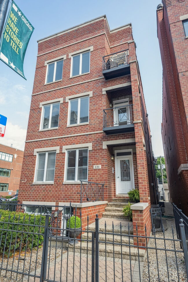 Building Photo - 1136 W Fullerton Ave