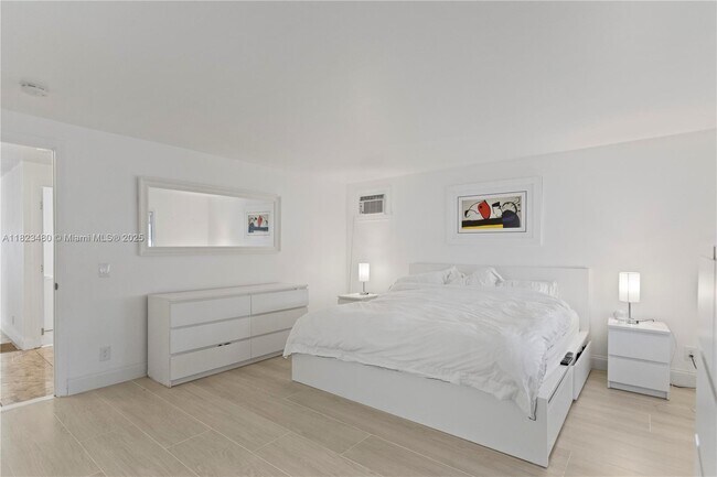 Building Photo - 5620 Lagoon Dr