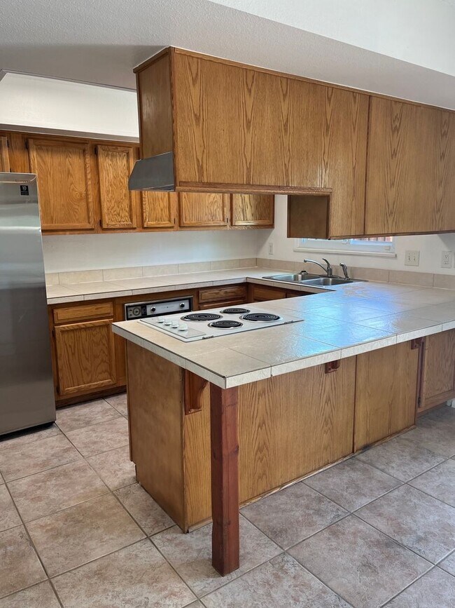 Building Photo - 3 bed 2.5 bath townhome