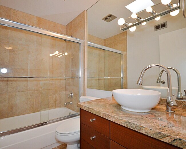 Building Photo - "Discover Your Oasis: Spacious 3-Bed Condo with Granite Touches in Palm Springs!"