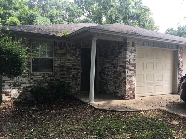 Building Photo - 315 Valley Dr
