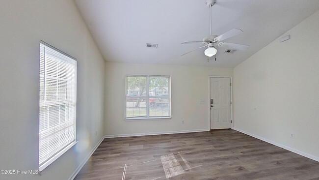 Building Photo - 4240 Sunglow Dr