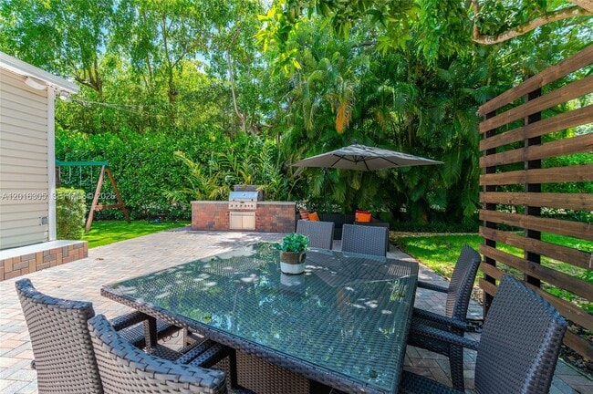 Building Photo - Douglas Road, Miami, FL 33133 - 4 BR 3 BA single-family home