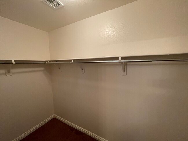 Building Photo - Carry Over Showing: This property has been...