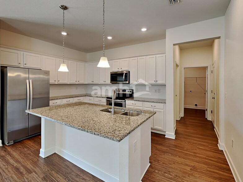 Building Photo - 524 Pine Terrace Dr