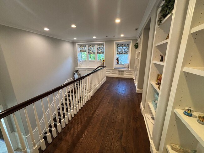 Building Photo - Spectacular 5-Bedroom Home with Private Po...