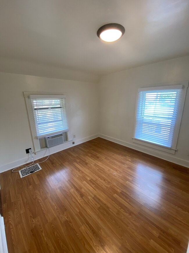 Building Photo - 418 N Van Buren St