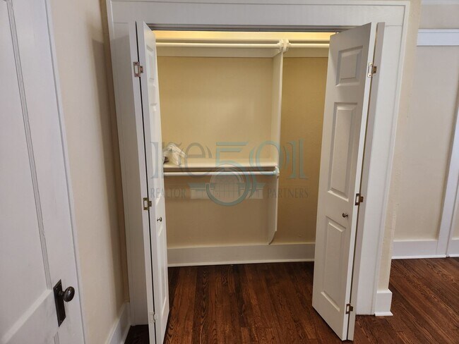 Building Photo - Newly Renovated Immaculate Condo In Hillcrest!!!!! Just Blocks from UAMS!!