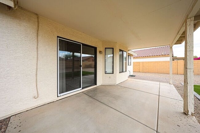 Building Photo - Welcome to this Charming 3 BEDROOM , 2 BAT...