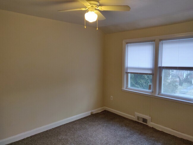 Building Photo - Charming 3 Bedroom/1.5 Bathroom Townhome in Cameron Village, MD!
