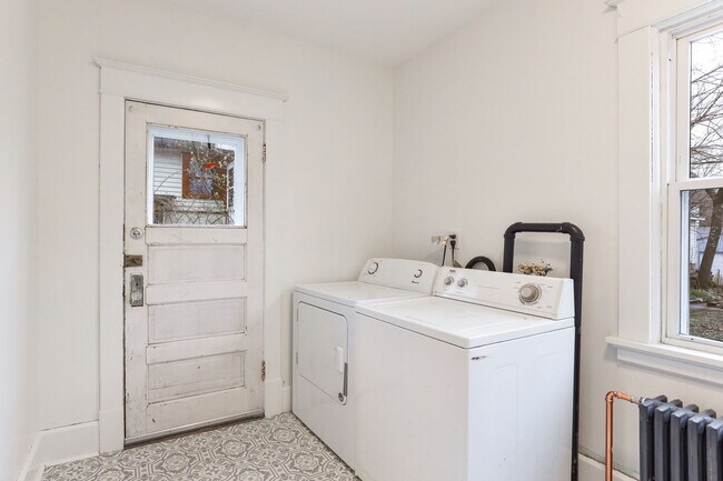 Building Photo - 2105 Como Ave