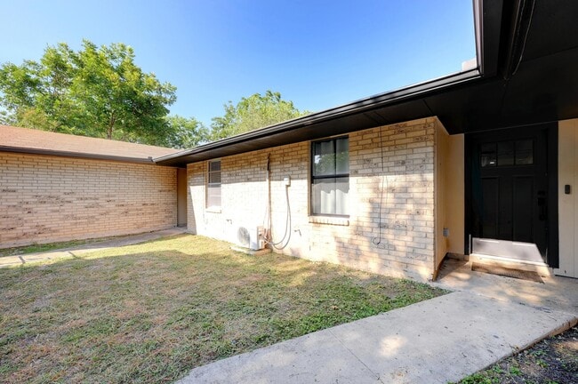 Building Photo - 2107 Darwin Dr