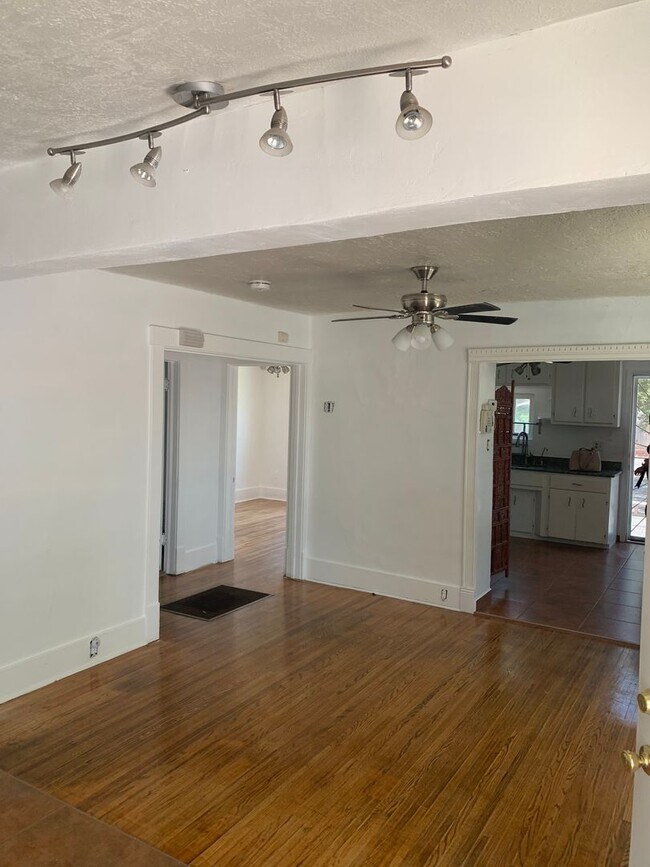 Building Photo - ***Cozy 2 bedroom 1 bath with GATED parkin...