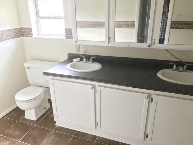 Building Photo - 205 W 34th St