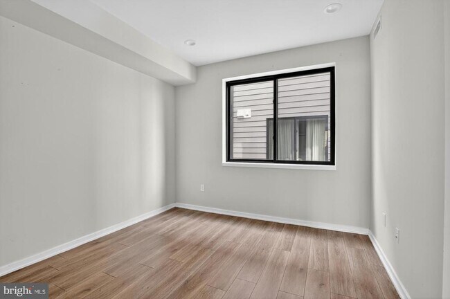 Building Photo - 381 Martin St