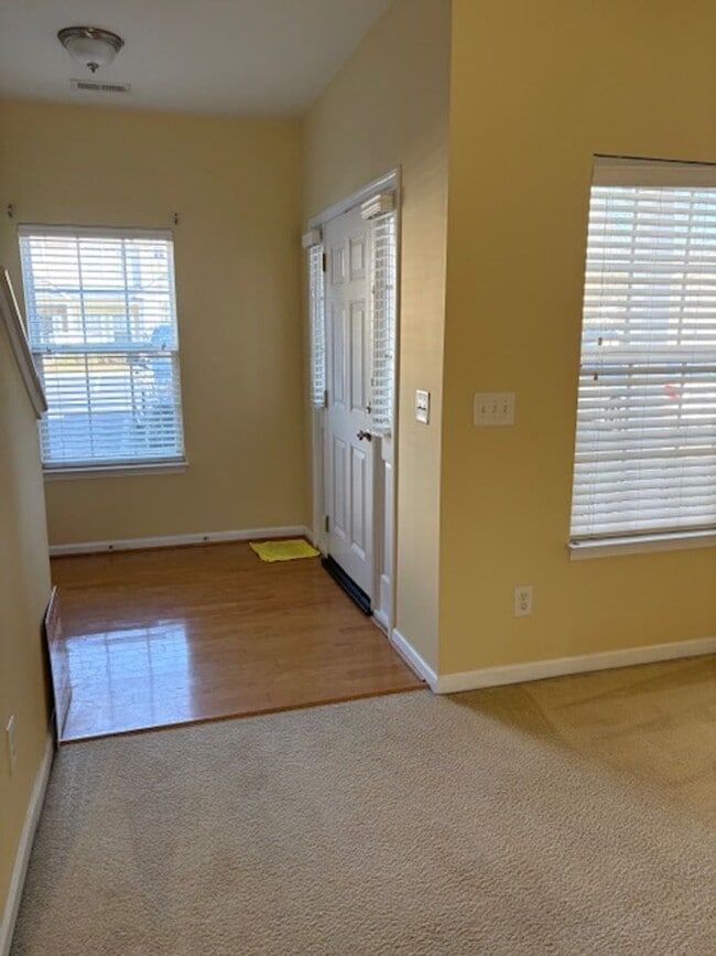 Building Photo - Cozy Living