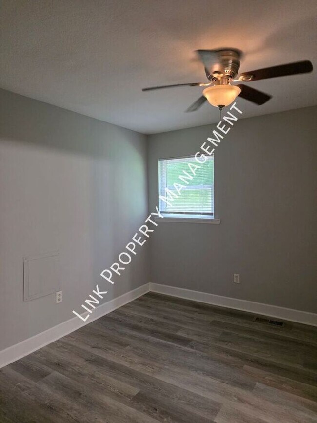 Building Photo - Don't Miss this 3BR/2BA Home with Large Detached Garage & Huge Backyard and Deck
