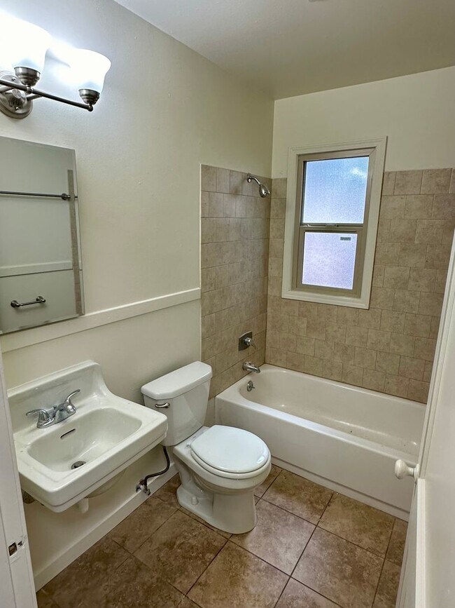 Building Photo - Cute One Bedroom