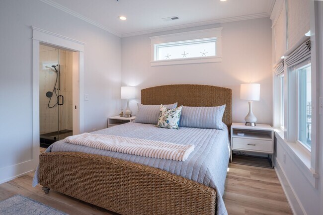 Building Photo - OFF-SEASON FURNISHED BEACH HOUSE AVAILABLE FOR MONTHLY RENTAL