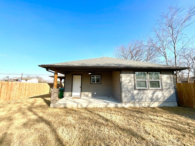 Building Photo - Modern Home With Covered Patio & Fenced Yard!