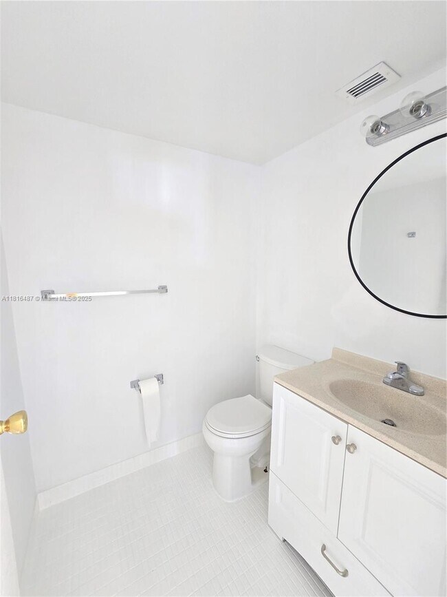 Building Photo - 1000 Parkview Dr