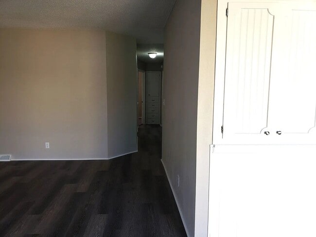 Building Photo - Beautiful Three Bedroom, One and a Half Bath