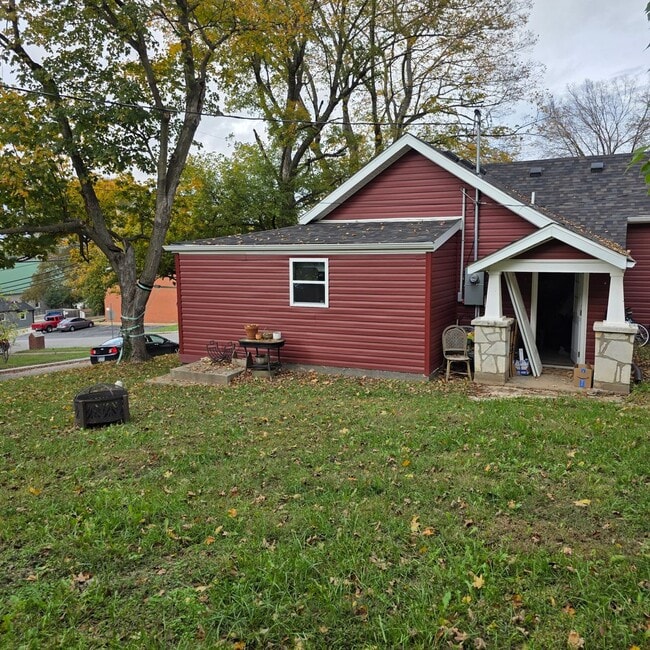 Building Photo - Remodeled 2 Bedroom, 1 Bath Home