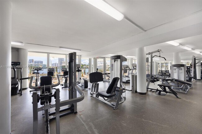 Building Photo - 900 Bay Dr