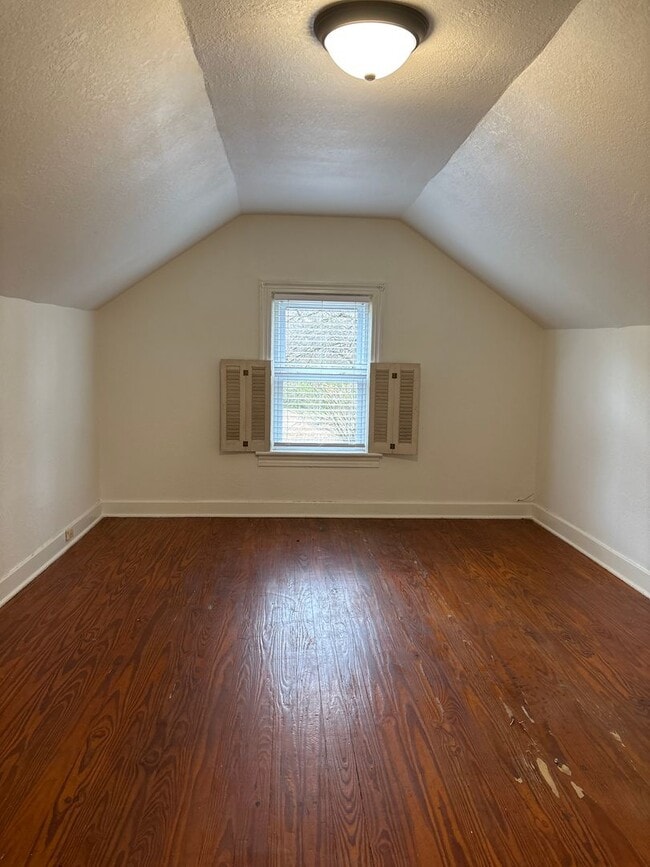 Building Photo - 4 Bedroom House / South Jackson