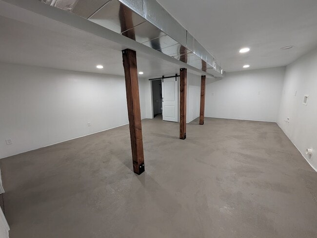 Building Photo - Gorgeous 3 Bed 2 Bath Orchards House with Shop