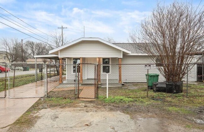 Building Photo - 1301 Roosevelt St