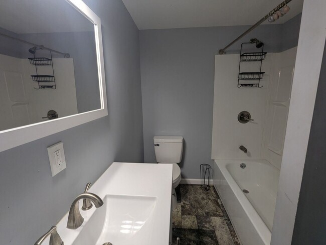 Building Photo - Beautifully renovated 3 bedroom furnished ...