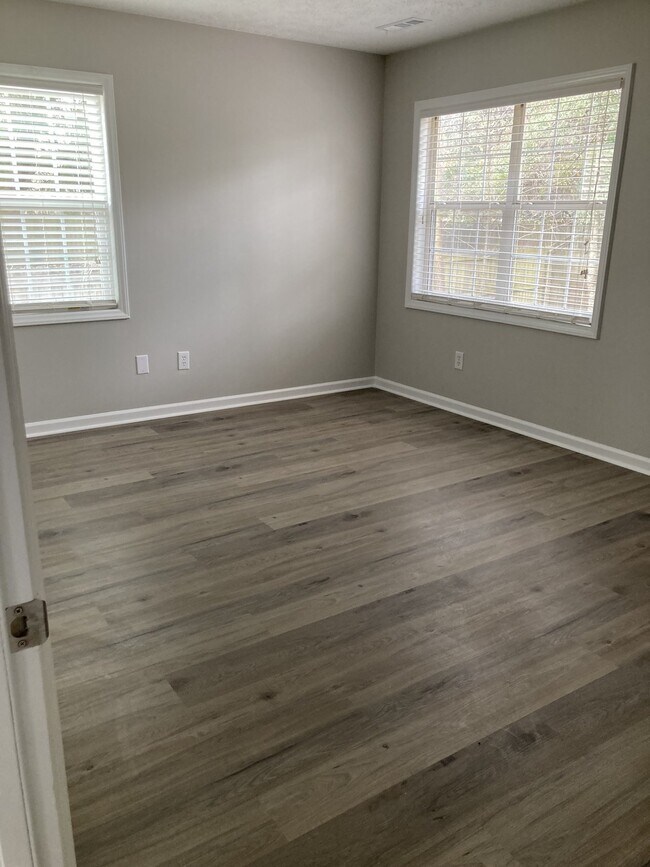 Building Photo - Newly Renovated 2 Bedroom Home!!