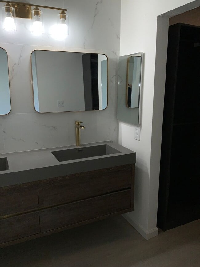 Building Photo - Stunning Remodeled 4 bedroom Hercules Home