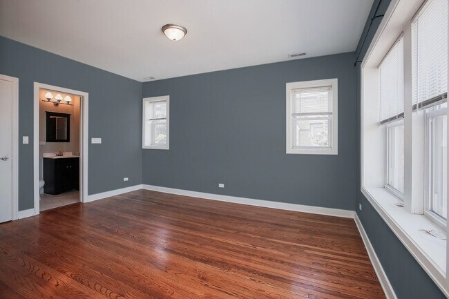 Building Photo - 3911 W Addison St