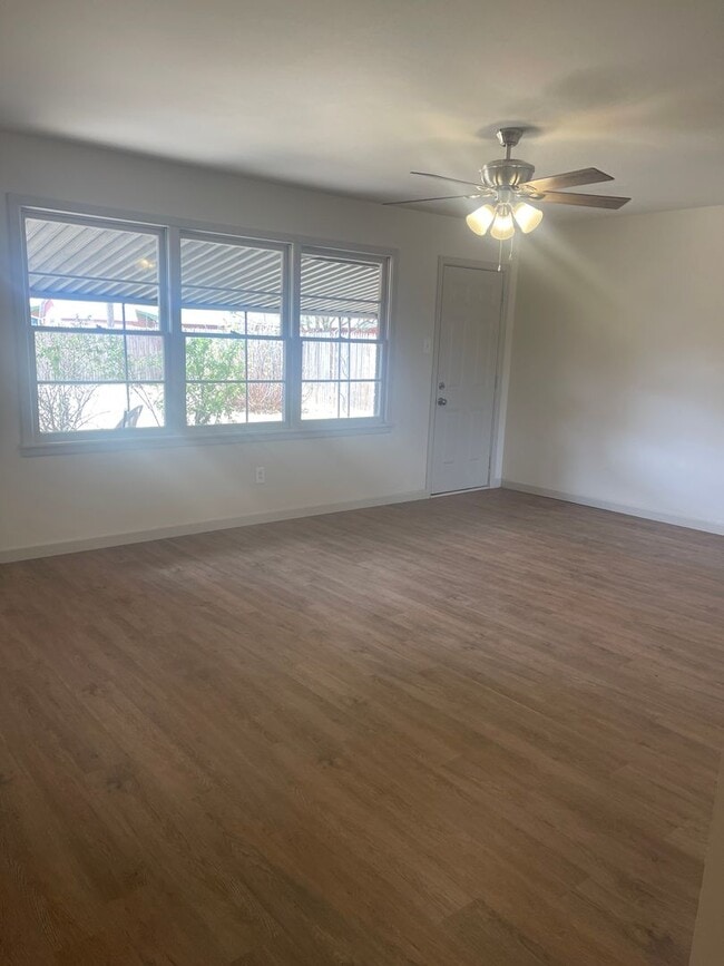 Building Photo - Pre-leasing for Fall! Adorable Remodeled House in Prime Location!