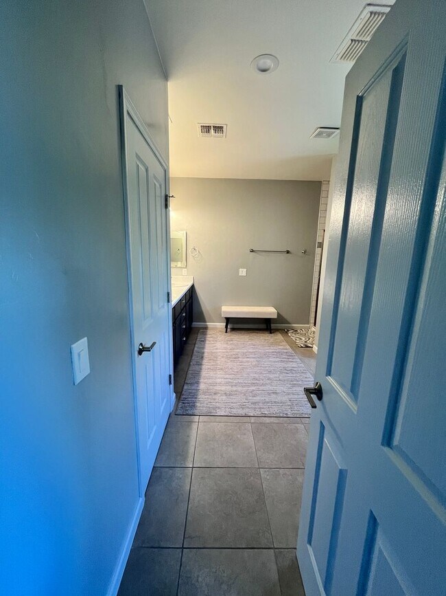 Building Photo - Central- FURNISHED 4 bedroom/ 3 bathroom h...