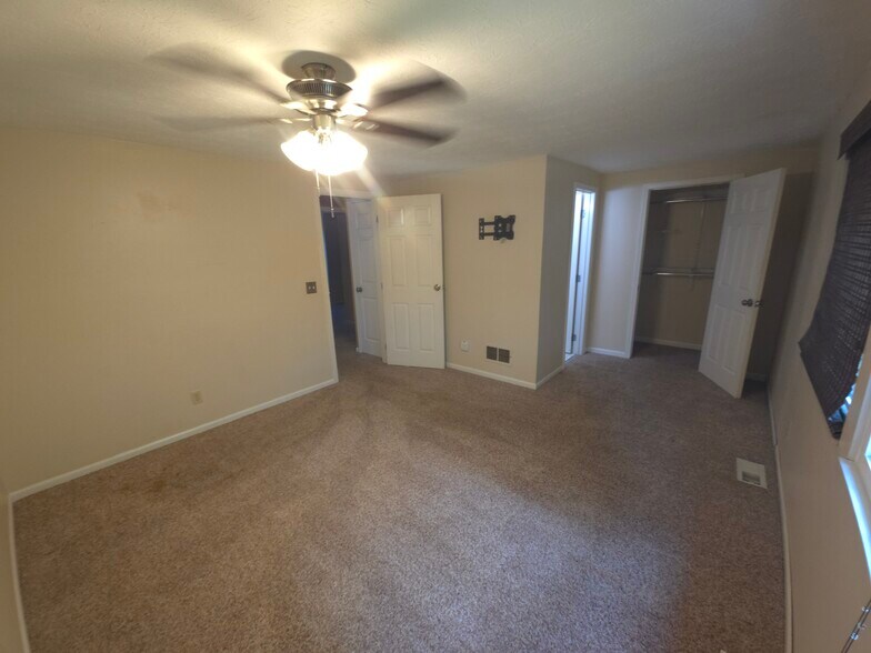 Master Bedroom w/ Master Bath en suite - 7618 Thames Ct
