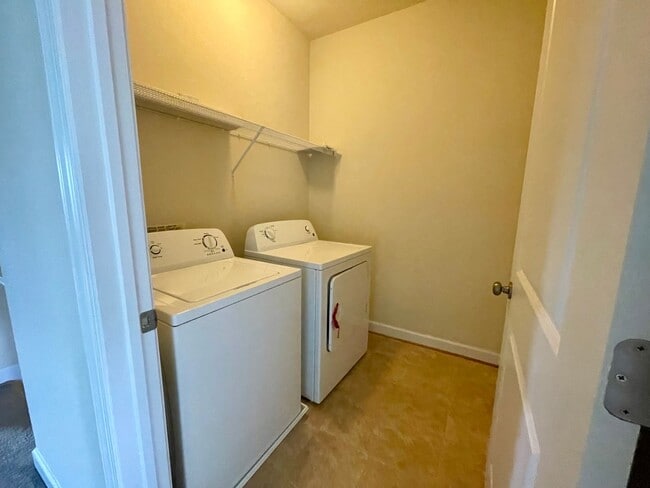 Building Photo - Stunning VB Townhome Style Condo
