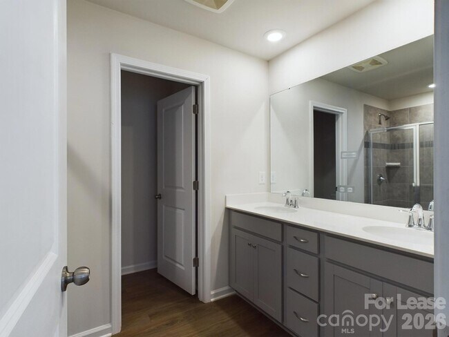 Building Photo - 15611 Country House St
