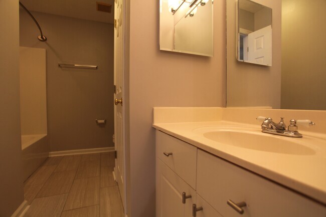 Building Photo - 3bed/3bath Donahue Crossing Condominiums