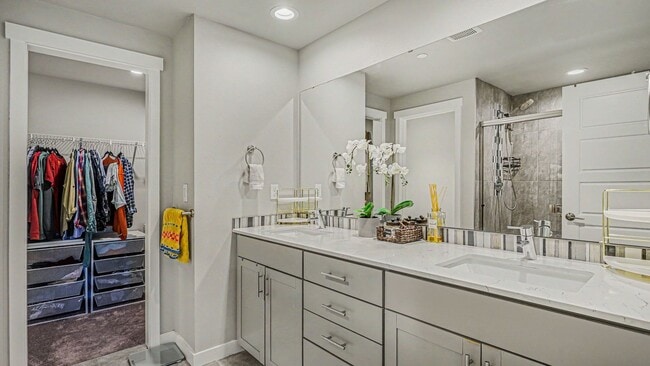 Building Photo - Modern Corner Townhome with Split AC & 2-Car Garage Near Alderwood Mall