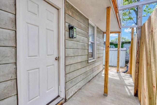 Building Photo - Newly Renovated 3 bedroom, 1 bedroom townhouse