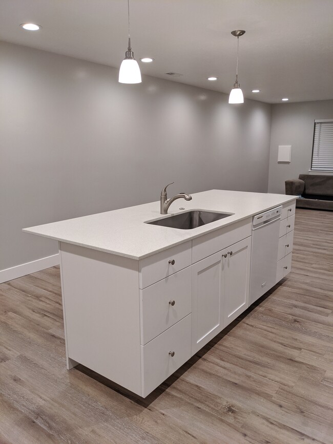 Building Photo - 540 E 200 S