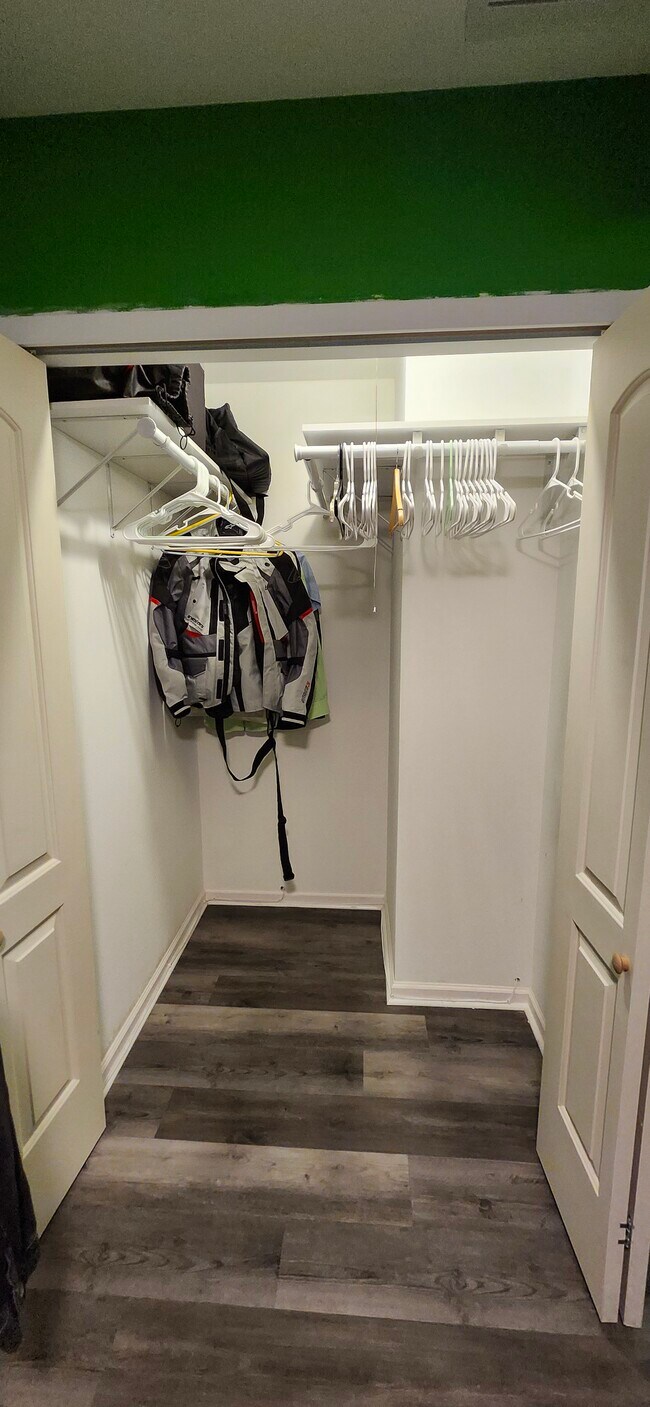 Building Photo - 539 Thorndale Dr