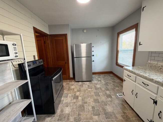 Building Photo - Charming 2 Bedroom 1 Bath house