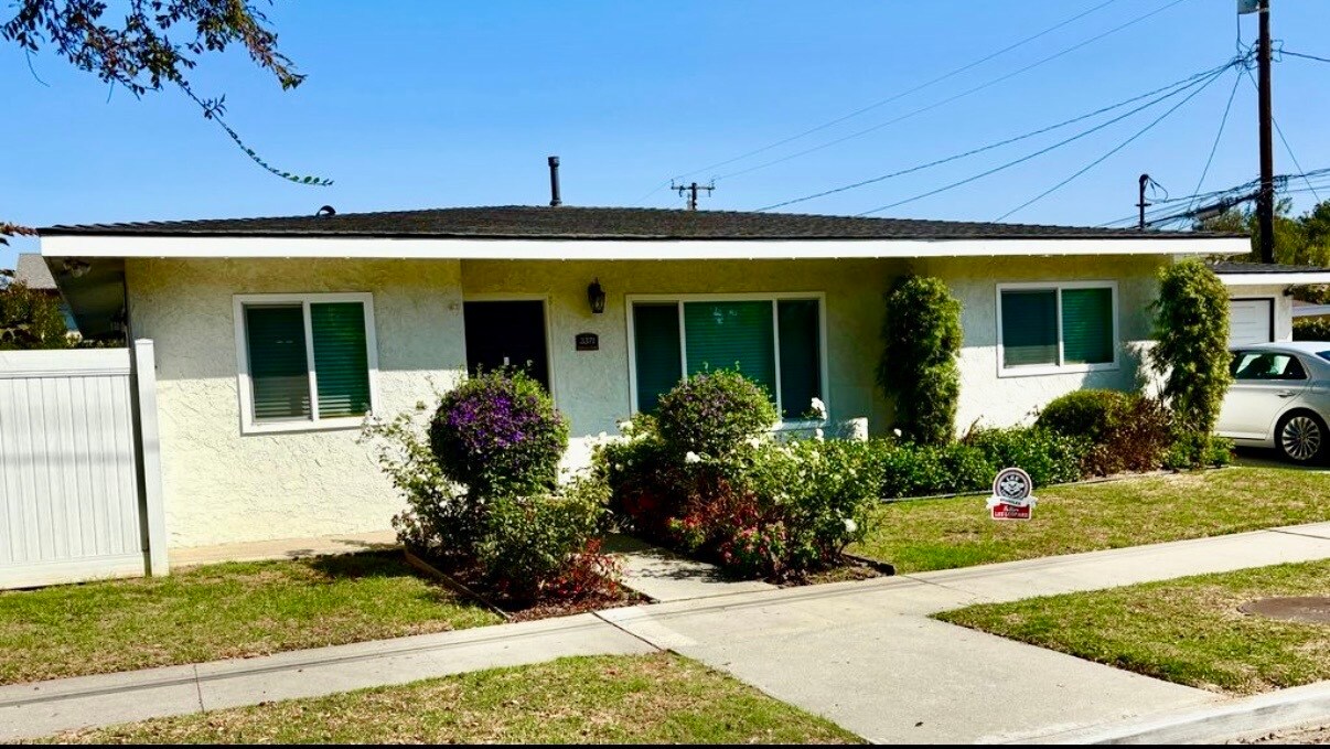 Building Photo - 3371 Catalina St