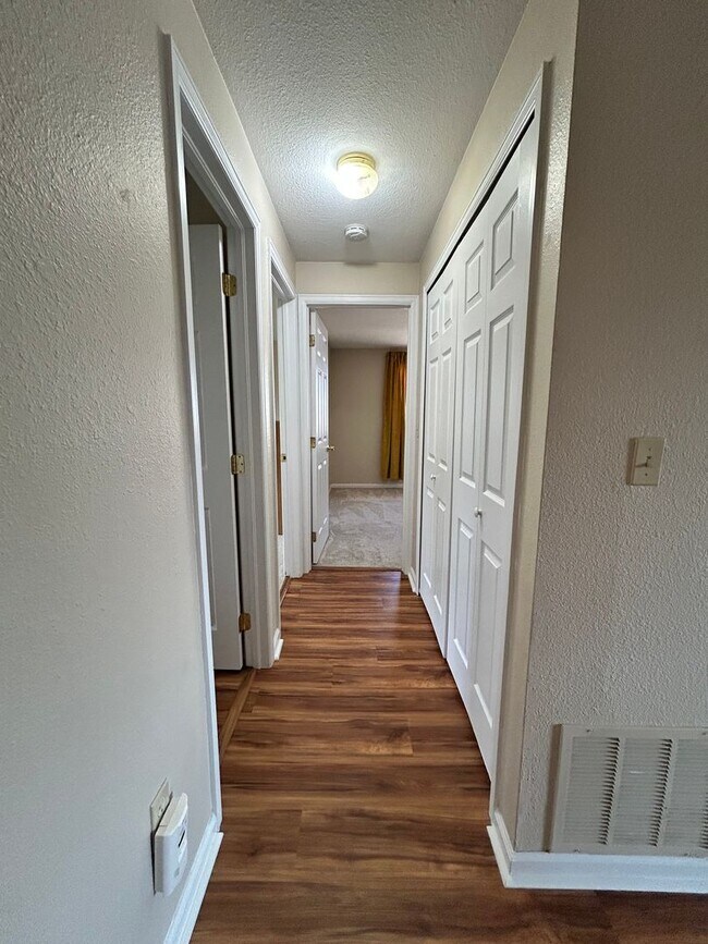 Building Photo - Recently Remodeled 2Bd/2Ba with Attached G...