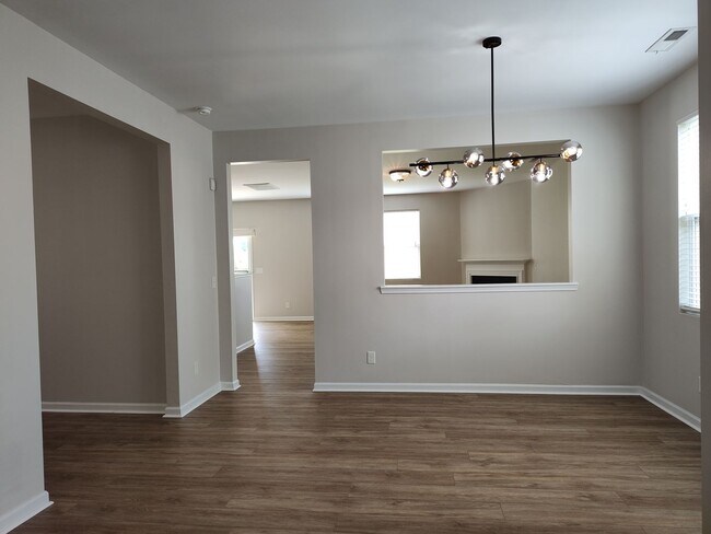 Building Photo - Pristine home located in the Woodbury comm...