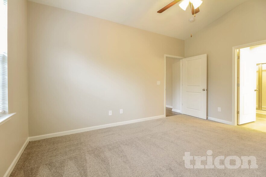 Building Photo - 453 All Seasons Dr